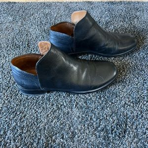 Super cute Frye Booties in black leather size 8.5.